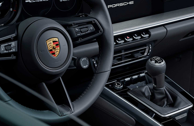 Новый Porsche 911 стал медленнее из-за «ручки»